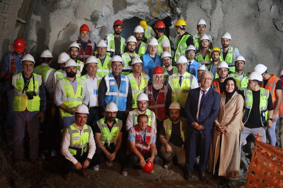 <p>Ulaştırma ve Altyapı Bakanlığı tarafından Kocaeli’de yapımı devam eden Gebze OSB-Darıca Sahil Metro Hattı’nda sona yaklaşıldı. Tünel inşaatlarının yüzde 90 seviyelerini geçtiği projede, iki tünel arasında ışık göründü. Ulaştırma ve Altyapı Bakanı Adil Karaismailoğlu, Kocaeli Valisi Seddar Yavuz, Kocaeli Büyükşehir Belediye Başkanı Tahir Büyükakın, AK Parti Kocaeli İl Başkanı Mehmet Ellibeş, ilçe belediye başkanları ve siyasi partilerin temsilcilerinin katıldığı törende, iki tüneli birleştiren hamle yapıldı. İnşaatın tamamlanmasının ardından hayata geçirilecek olan metro projesinde, 2023 yılı aralık ayında yolcu taşınmaya başlanması planlanıyor. İlçeye büyük bir katkı sunacak olan dev projede yaklaşık 55 bin aracın trafikten çekilerek, trafik sorununun büyük ölçüde azaltılması da hedefleniyor.</p>

<p> </p>
