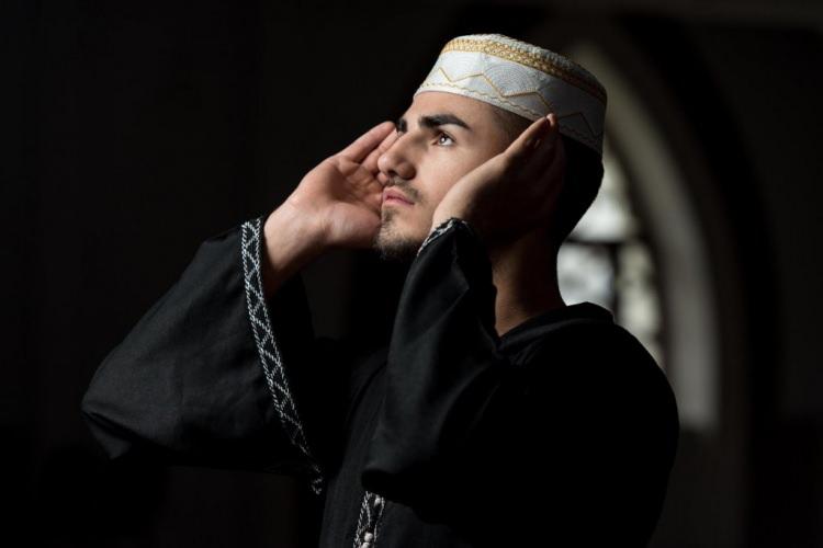 <p>İslamiyetin iki temel kaynağı vardır: Kuran ve sünnet. İşte Peygamber Efendimiz Hz. Muhammed (S.A.V.) hayatından sünnetler...</p>
<p>En çok Pazartesi ve Perşembeleri oruç tutardı. Neden böyle yaptığı Pazartesi ve Perşembe Allaha sunulur. Sorulduğunda da şu cevabı verirdi: " Ameller her pazartesi ve perşembe Allah;a ( c.c.) sunulur. Oruçlu iken amelimin Allah;a (c.c.) arz olunmasını severim. Her Müslüman affedilir. Ancak dargın olan kişi müstesna. Cenab-ı Hak meleklere onlar için "bunları geri bırakın" der.</p>
<p></p>