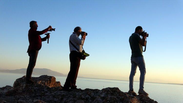 <div>Van ve çevresinde son yıllarda azalan yağış ve artan buharlaşma, 'Dünyanın en büyük sodalı gölü' olan 3 bin 712 kilometrekarelik Van Gölü'de su seviyesinin düşmesine neden oldu. En belirgin çekilme ise su derinliğinin diğer kıyılara oranla daha az olduğu Erciş ilçesinde gözlendi. </div>