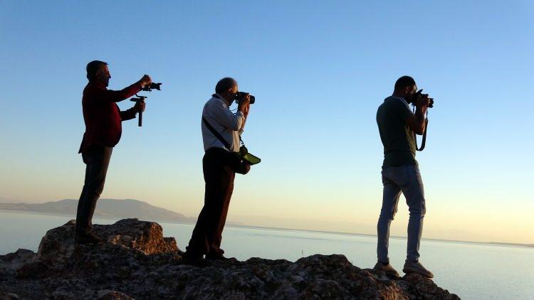 <div>Van ve çevresinde son yıllarda azalan yağış ve artan buharlaşma, 'Dünyanın en büyük sodalı gölü' olan 3 bin 712 kilometrekarelik Van Gölü'de su seviyesinin düşmesine neden oldu. En belirgin çekilme ise su derinliğinin diğer kıyılara oranla daha az olduğu Erciş ilçesinde gözlendi. </div>
