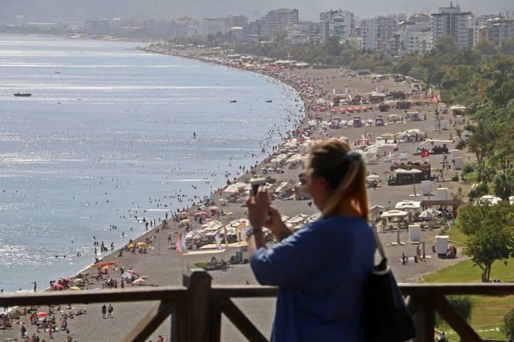 <p>Meteoroloji 4. Bölge Müdürlüğünün geçtiğimiz hafta Antalya için hava sıcaklığının mevsim normalleri üzerinde gerçekleşeceğini bildirmesinin ardından, turizm kentinde termometreler 45 dereceyi gösterdi.</p>

