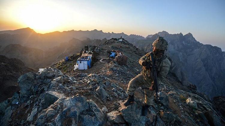 <p>Bakan Soylu, beraberinde Emniyet Genel Müdürü Mehmet Aktaş, Jandarma Genel Komutanı Orgeneral Arif Çetin ile Şırnak'ta Kaval Dağı Bestler Dereler bölgesinde Şehit Jandarma Yüzbaşı Yunus Çelebi Üs Bölgesinin açılışını gerçekleştirdi.</p>
