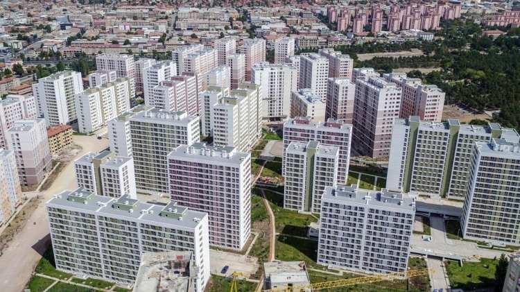 <p><strong>ORTA GELİR TOKİ KAMPANYASI NE ZAMAN AÇIKLANACAK?</strong></p>
<p>Ekim ayında kampanyayı açıklamayı planladıklarını belirten Kurum, <strong>"Emlak Konut kampanyasında, hem indirim hem de vade olmak üzere hepsini birlikte çalışıyoruz. </strong><strong>Hazine Bakanlığımızla da faiz konusunda çalışmamız var" </strong>ifadelerini kullandı. Kampanyanın sadece Emlak Konut GYO projelerinde geçerli olacağını belirten Bakan Kurum, <strong>"GYODER'le, İNDER'le, Türkiye Müteahhitler Birliği ile, Anadolu'da diğer müteahhitlerle görüşüyoruz. Kampanyayı genişleteceğiz"</strong> değerlendirmesini yaptı.</p>