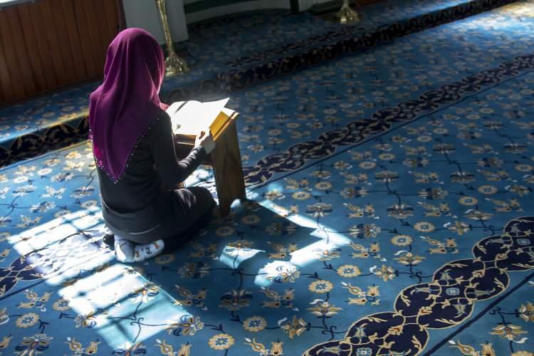 <p>Cuma günü Cuma namazına kadarki zamanı ahiret işlerine ayırmak gerekmektedir.<br />
</p>
<p>“Cuma gününü ahiret işlerine tahsis edip, o günde bütün dünyevi meşgalelerden imtina etmeli, bolca tesbih-u tehlil ve zikir yapmalıdır.” (İmam-ı Gazali)</p>