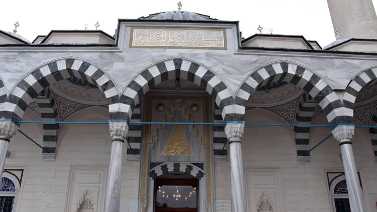 <p> "Oturuyoruz ve konuştuğumuz ya da çok iyi anladığımız dilin sırasının gelmesini bekliyoruz. Bu harika" ifadelerini kullanan Şami, "Ayrıca namaz sırasında okunacak hutbenin önceden basılı olarak cemaate dağıtılması da çok önemli. Bu sayede hutbe okunurken takip edebiliyoruz" şeklinde konuştu.</p>
