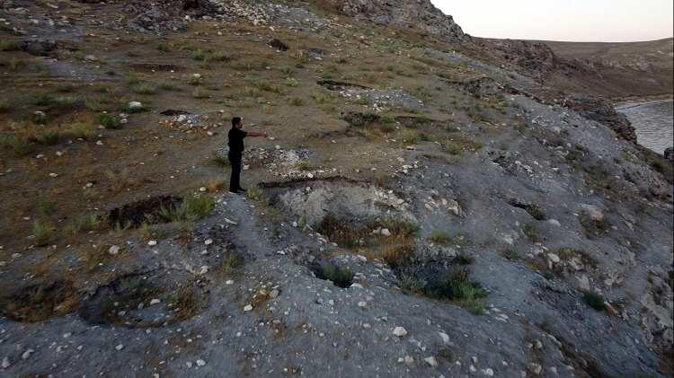 <p>Onlarca çukurun bulunduğu bölgede, kazılarda patlayıcılar da kullanıldığı gözlendi.</p>
<p> </p>