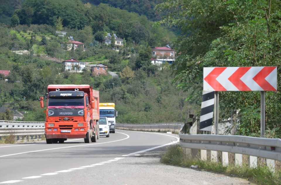 <p><strong>“Hem Akdeniz’deki ticaret hem de Ordu’daki ticaret açısından değeri anlatılamayan bir proje”</strong><br />
</p>
<p>Mahalle sakinlerinden Sinan Yenilmez, yol projesi ile ilgili şunları söyledi:</p>
<p>“Ordu ve Ordu’nun geleceği için değeri biçilemez bir yatırım. Hem Akdeniz’deki ticaret hem de Ordu’daki ticaret açısından değeri anlatılamayan bir proje. Hem zaman tasarrufumuz oluyor hem de yakıt tasarrufumuz oluyor. Her yönüyle artıları çok fazla. 2004 yılında Topçam Barajı inşaatı başlayınca bu yolun ilk temeli atılmıştı. İlerleyen zamanlarda Ordu Büyükşehir Belediye Başkanımız Dr. Mehmet Hilmi Güler’in projede çabaları çok oldu ve hayata geçirdi.”</p>
<p> </p>