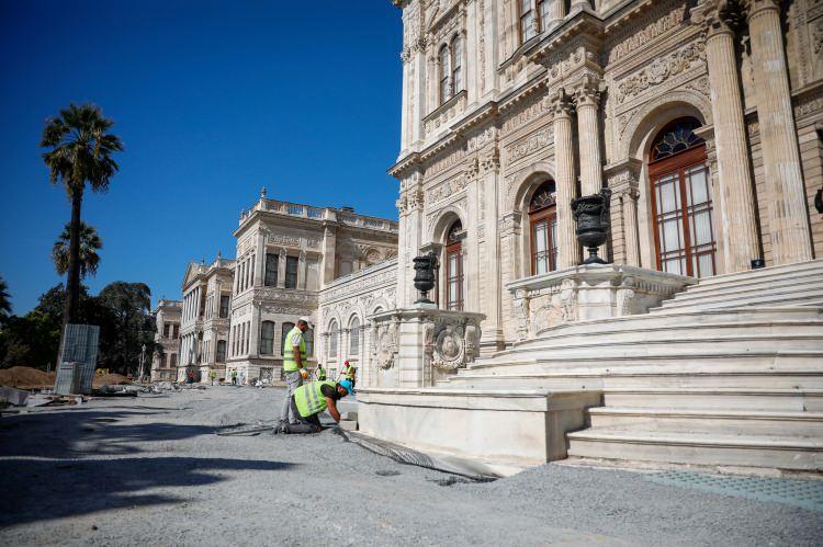 <p>3 bin metre uzunluğundaki temiz su tesisatının yeniliyoruz. Elektrik aksamı olarak düşündüğümüzde ise yaklaşık 12 bin 500 metre uzunluğunda kamera sistemi, aydınlatma ve internet altyapısını son teknolojik kablolarla yeniliyoruz. Bunların hepsi yedekli şekilde yaptırılıyor. Bununla ilgili 'reçineli agrega' dediğimiz 9 bin 250 metrekarelik bir alanı, podima taşlarıyla yeniliyoruz. Bu sayede hem drenaj altyapısı hem de sulama tesisatı da yenilenmiş oluyor. Yeşil alan olarak ise 16 bin metrekarelik bir alana rulo çim döşüyoruz. Bu çalışmalar hiçbir şekilde bir ağacın ya da bir bitkinin köküne zarar vermeden, bilim ve danışma kurulumuzun denetimleriyle gerçekleşmektedir" diye konuştu. </p>

<p> </p>

<p> </p>
