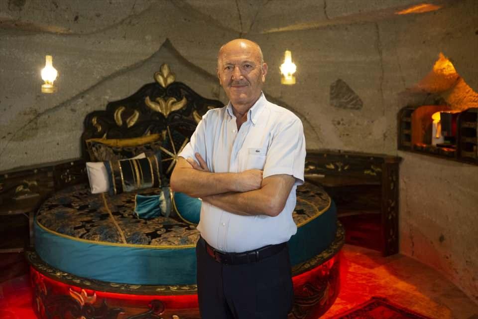 <p>Ertaş, elma ve patatesin saklandığı kayadan oyma odaların dünyaya açılmasının gururunu yaşadığını dile getirerek, şunları kaydetti:</p>
<p>"Otelin altında bulunan kayadan oyma bölüm, babamın elma ve patates koyduğu depolardı. Yazın yetiştirdiğimiz ürünleri kışın burada saklardık. Burayı restore ettim. </p>