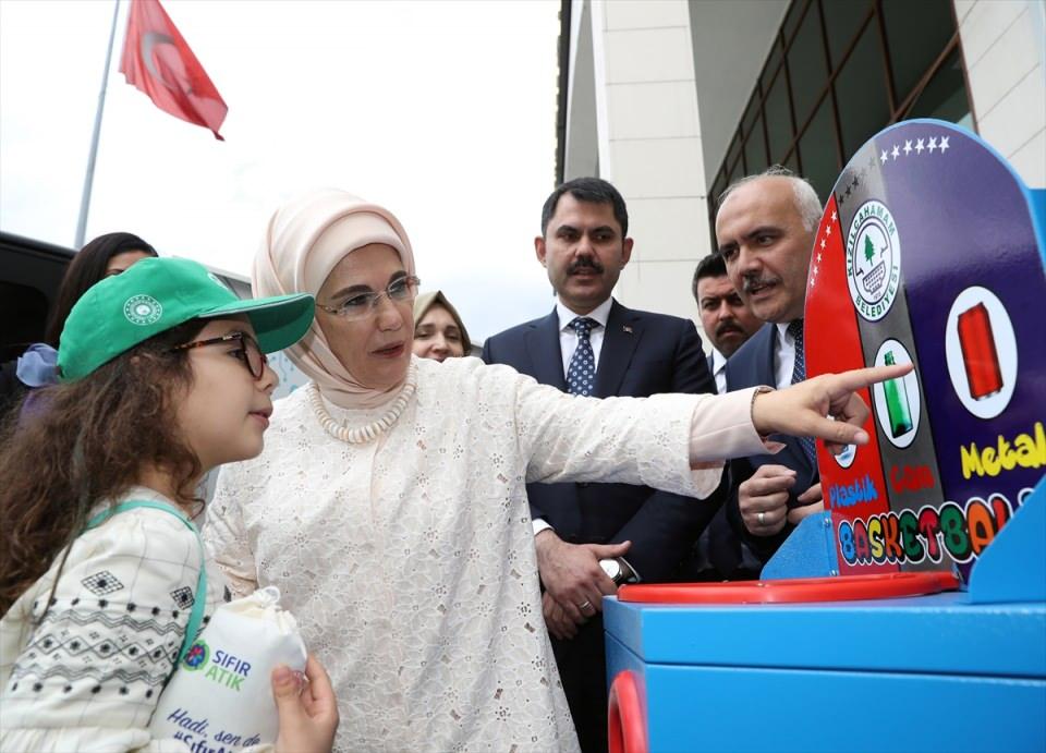 <p>Projenin başlangıcından bu yana, 20,4 milyon ton kağıt-karton, 5,4 milyon ton plastik, 2,3 milyon ton cam, yarım milyon ton metal, 5,2 milyon ton organik ve diğer geri dönüştürülebilir atık olmak üzere toplam 33,8 milyon ton geri kazanılabilir atık, Bakanlıktan lisans almış işletmelerce geri kazandırıldı.</p>
<p> </p>
