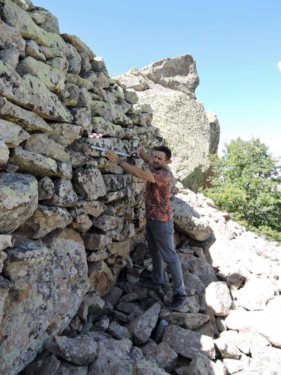 <p>Çalışmada akademisyenlere rehberlik yapan yazar ve doğa aktivisti Vedat Aldemir, "Doğası kadar arkeolojinin de bakir olduğu Tunceli’nin Hozat ilçesinde doğa gezilerimiz sırasında denk geldiğimiz birkaç tarihi doku vardı. </p>

<p> </p>
