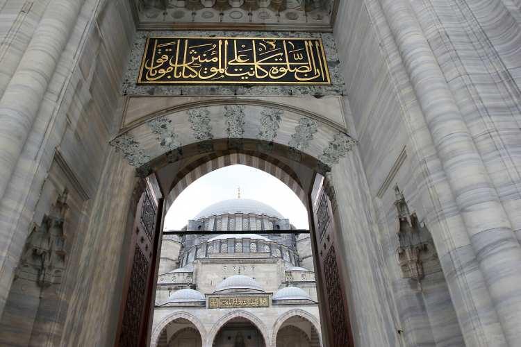 <p>“Cuma sabahında veya ikindi namazından sonra ilim meclislerine gitmelidir. Cuma günündeki şerefli saat gelip çattığı zaman, kendisinin hayırlı bir işte olması gerektir.” (İmam-ı Gazali)</p>
<p> </p>