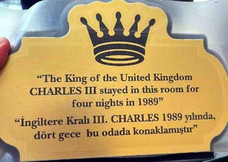 <p><span style="color:#000000"><strong>33 yıl boyunca odanın girişinde yer alan tabela Charles'ın kral olmasıyla "Birleşik Krallık Kralı 3. Charles bu odada konakladı" olarak değiştirildi. </strong></span></p>
