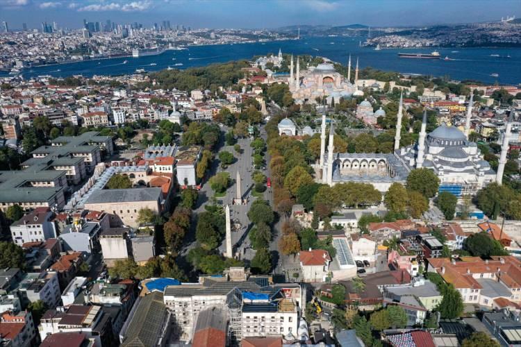 <p>"Yüzlerce yıldır kapatılmış ve üzerine yeni bir medeniyetin, yeni bir yapı silsilesinin inşa edildiği bir durumda, salt bir tarafa aidiyetle bir eserin açığa çıkarılma meselesi, politik ve siyasi bir tartışmayı açmak üzere alınan bir karardır. Hipodromun sadece görünür kısmını yani spor müsabakalarının yapıldığı yeri açığa çıkarıyor gibi görünmekle Sultanahmet Camisi'nin girişini ne yapıyorsun? İbrahim Paşa Sarayı'nın girişini ne yapıyorsun? Tapu Kadastro Müdürlüğü binasını ne yapıyorsun? Dolayısıyla bu işin teklif edilmesi, politik bir tartışma çıkarmaktır, kültürel savaş alanıdır. Uluslararası restorasyon kuramlarına, Venedik Şartı'na aykırıdır. Ülkemizde 2863 sayılı Kültür ve Tabiat Varlıklarını Koruma Kanunu ile ortaya konan koruma ilkelerine de aykırıdır yerin altındaki bir eserin açığa çıkarılmasını istemek."</p>