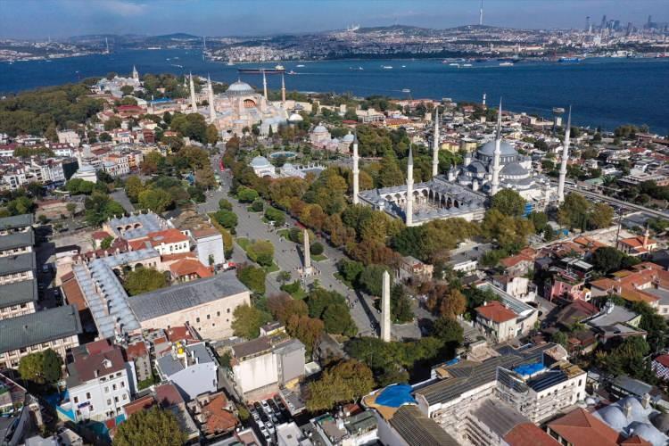 <p><strong>"ÜSTÜNDEDKİ YAPILARI KALDIRIP ALTINA İNMEK MÜMKÜN DEĞİL"</strong></p>
<p> </p>
<p>Mimar Sinan Genim ise üstteki tarihi yapıların kaldırılamayacağını belirterek, "Hipodromun tribünleri üzerinde İbrahim Paşa Sarayı, karşısında Sultanahmet Camisi, Tapu Kadastro Müdürlüğü, Marmara Üniversitesi Rektörlüğü, Yeniçeri Müzesi var. İBB'nin yapacağı herhalde orta bölümü açmak. Orta bölümde de Örmeli Sütun, Yılanlı Sütun, Dikilitaş ve daha sonra yapılan Alman Çeşmesi var." bilgisini verdi.</p>