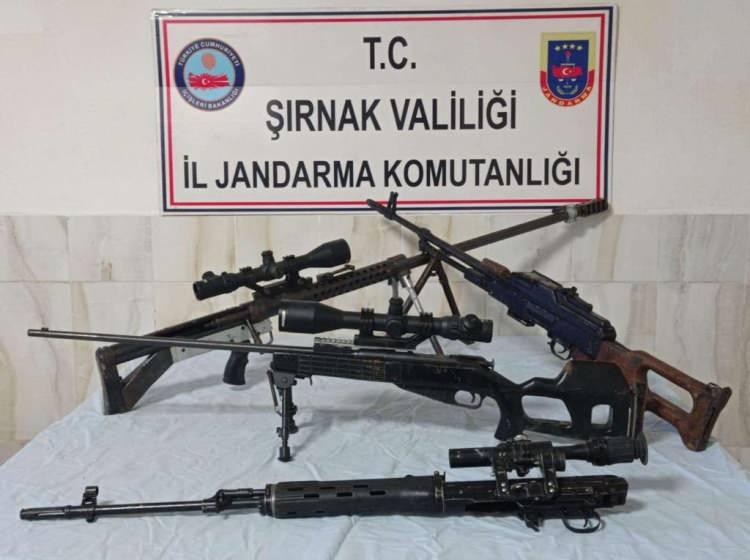 <p>Yıllarca terör örgütünün kullandığı alanları, ay yıldızlı bayraklarla donatacaklarını, bu mücadeleden bir an olsun çekinilmeyeceğini dile getiren Soylu, "Kahramanlarımızla, cesaretli gözü pek, gözü kara vatan evlatlarımızla bu mücadeleyi sürdürüyoruz." diye konuştu.</p>