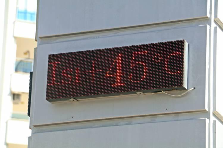 <p>Antalya’da termometreler Ekim ayının ilk gününde 45 dereceyi gördü.</p>
