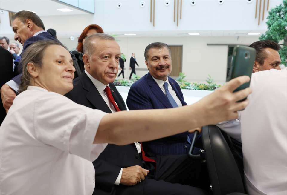 <p>Cumhurbaşkanı Recep Tayyip Erdoğan, Etlik Şehir Hastanesi Açılış Töreni'ne katıldı. Cumhurbaşkanı Erdoğan, açılışın ardından Sağlık Bakanı Fahrettin Koca ile hastaneyi gezdi.</p>

<p> </p>
