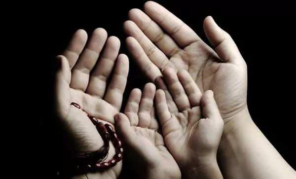 <p>Gece namaz kılarken evvela iki rekat hafif namaz kılar diğer kıldıkları namazları (iki rekat hafif kıldıktan sonraki kıldıkları gece namazlarını) uzun tutardı. Toplantı meclisinden dağılırken yirmi kere istiğfar ederdi.</p>
<p> </p>