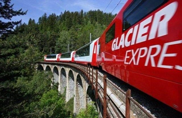 <p><strong>Glacier Express St. Moritz ;</strong></p>

<p>Glacier Express, İsviçre üzerinde seyahat eder. St. Moritz’den kalkarak Davos veya Zermatt’a yedi saatlik bir yolculuk yaparak İsviçre Alplerinden geçer. Dünyanın en yavaş ekspres trenidir bu nedenle muhteşem manzaranın tadı çıkarılır. Tren yolculuğu boyunca, 91 tünel ve 291 köprü üstünden geçer.</p>
