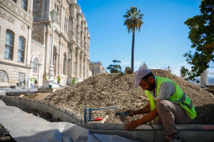 <p>12 bin 500 metre uzunluğunda kamera sistemi de yenileniyor. Bu kablolar bahçede olduğu için çalışmalar bahçeden yönetiliyor. Peyzaj yolları da bu manada söylediğimiz gibi özgün haline dönüştürülecek." </p>
