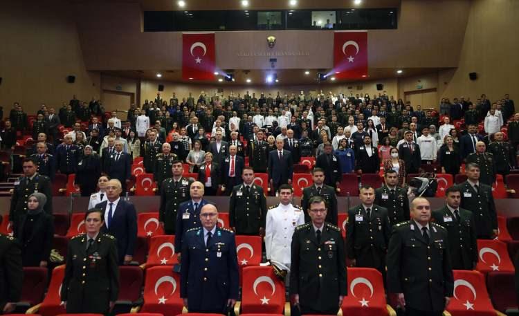 <p>"Bu tutumuyla gerginliği tırmandıran taraf olan Yunanistan, pervasızca Türkiye’yi suçlamaktadır. Bu bir ikiyüzlülük, riyakarlıktır. Ayrıca her fırsatta Türkiye’yi başkalarına şikayet eden bu kötü komşumuz, düşmanca tavrını ortaya koymaktadır. Özellikle son zamanlarda sorumsuzluk abidesi bazı Yunan siyasiler, Türkiye-Yunanistan ilişkilerini her gün yeni hezeyanlarla adeta zehirlemektedir. Yakın zamanda NATO faaliyeti gerçekleştiren uçaklarımıza radar kilidi atılması, Yunanistan’ın NATO’nun temel ilkelerini ve değerlerini hiçe sayacak boyutta küstahlaştığını göstermektedir. Nitekim, ABD’li eski bir diplomat da Yunanistan’ın bu hamlesini, gerilimi tırmandırma işareti ve 'düşmanca davranış' olarak gördüğünü ifade etmiştir. Yine bu olayın hemen ardından da ticari bir gemiye Yunan Sahil Güvenliği tarafından ateş edilmesi, gerginliği yeni bir boyuta taşımıştır."</p>
