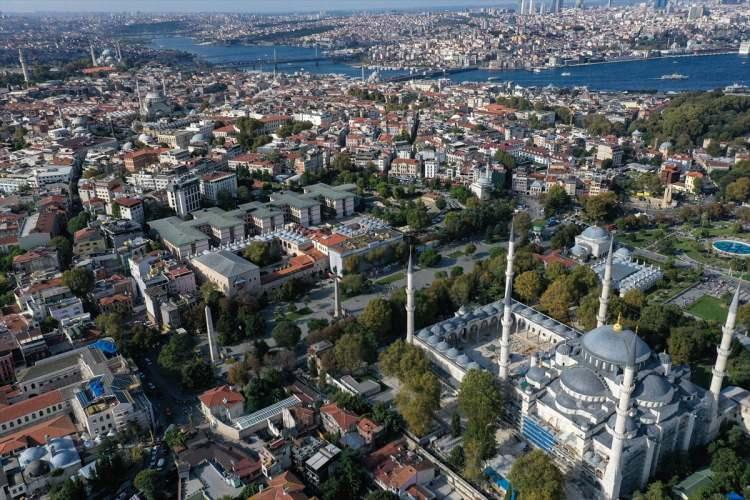 <p>Hipodromun basamaklarının bir kısmının İbrahim Paşa Sarayı'nda görülebildiğini, Sfendon Duvarı'nın durduğunu, taşların bir kısmının zamanında başka yapıların inşasında kullanıldığını aktaran Genim, şunları kaydetti:</p>