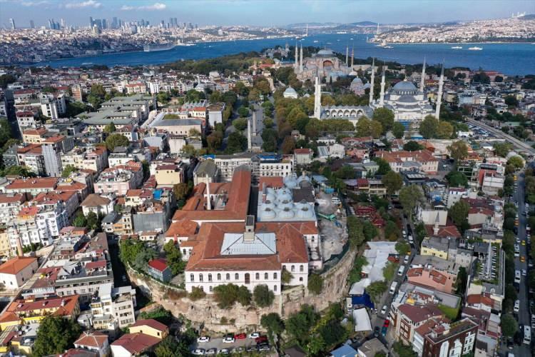 <p>Jeoradarın, hipodromun tüm detaylarını görüntülemediğini yalnızca anomaliyi gösterdiğini anlatan Sarı, eğer anomaliler görüntülenirse, Kurul'un Tarihi Yarımada Koruma Planı'na göre değerlendirme yaparak araştırma kazısı imkanı verebileceğini belirtti.</p>