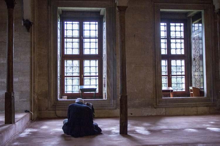 <p>Cuma günü sadaka vermek müstehaptır.<br />
</p>
<p>“Cuma günü çokça salat ü selam okumak ve sadaka vermek müstehaptır. Bu günde fakirlere verilen sadaka kat kat fazlasıyla kabul edilir.” (İmam-ı Gazali)</p>