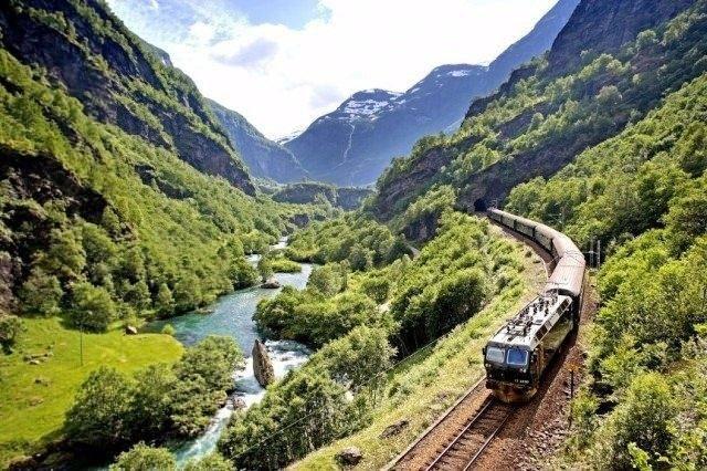 <p><strong>Oslo’dan Bergen’e, Bergen yolculuğu ;</strong></p>

<p>Norveç içinde yol alan bu tren 500 kilometrelik yolculuğu ve nefes kesen manzarası ile meşhurdur. Norveç fiyortlarını gözlemlemek bu yolculukta mümkündür bu nedenle tursitik bir tren yolculuğu kabul edilir. Dünyanın en dik tren yolculuğu bu hattadır.</p>
