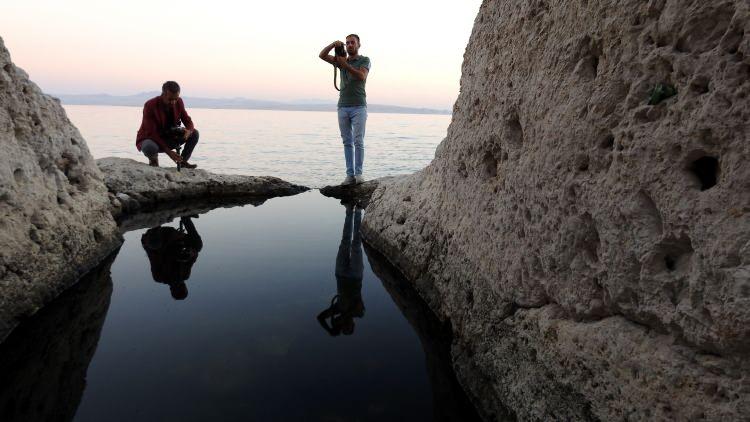 <p>Karaya çıkan liman kalıntıları, fotoğrafçıların da ilgisini çekiyor. Bölgeye gelen 25 yıllık doğa fotoğrafçısı Ferzende Coşar, kalıntıların ortaya çıkmasının kendilerini heyecanlandırdığını, ancak definecilerin çevreye verdiği zararı görünce de büyük üzüntü yaşadıklarını anlattı. </p>