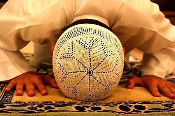 <p>Abdest aldıktan sonra iki rekat mutlaka namaz kılardı. Kendilerini üzen bir şey olduğu vakit, hemen kalkar namaza dururdu. Dua ederken elin içini yüzüne doğru çevirirdi.</p>
<p> </p>