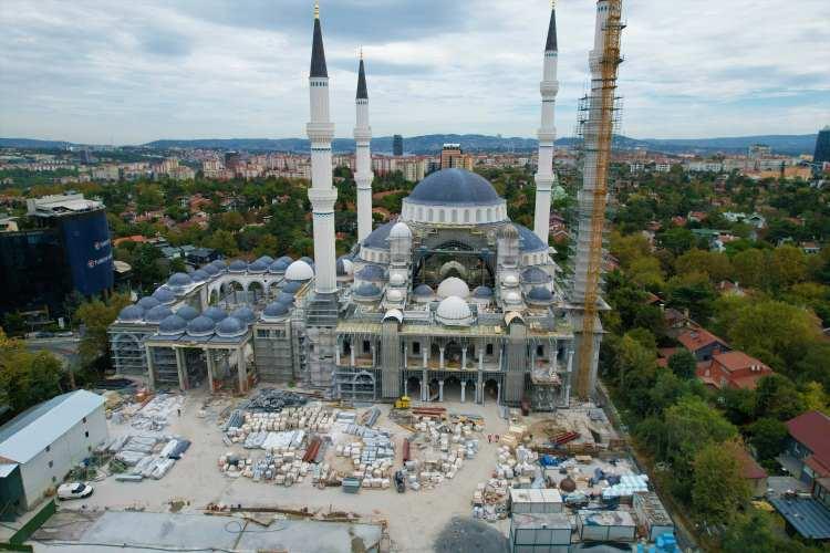 <p>3 minaremizin iskelelerini söktük. Minaremizin külahının hemen altındaki martılar bize selam vermeye başladı. Camimizin isminin Barbaros Hayreddin Paşa olması hasebiyle camide ağırlıklı olarak deniz, mavi ve mavinin tonlarını yormadan kullanmaya gayret ettik. Ana kubbemizin yazısı nanoteknolojiyle yapılmış, paslanmaz çelikten altın rengine çevrilerek ömür boyu solmama garantisiyle beraber Âl-i İmrân suresindeki ayeti kerimeleri yazdık. Kuşak yazımız Rahman suresinin tamamı” dedi.</p>

<p> </p>
