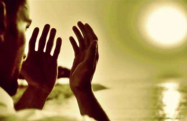 <p>Yemek yerken önüne isabet eden yerden yerlerdi. Namaz kıldıktan sonra üç kere istiğfar ederdi.</p>
<p> </p>