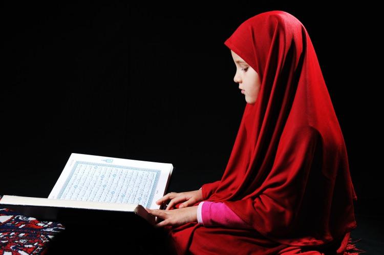 <p>Sarığı başlarına sararlardı. Kurbanlık koyunları kendi elleriyle keserdi.</p>
<p> </p>