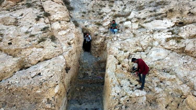 <div>Van Gölü'ne birleşme noktasındaki 20 metre yükseklikteki ana kayaya gemilerin rahat yanaşabilmeleri için yaklaşık 2 bin 700 yıl önce bölgede yaşayan Urartuların inşa ettiği liman ve günümüze ulaşan kalıntıları, definecilerin hedefi oldu. </div>