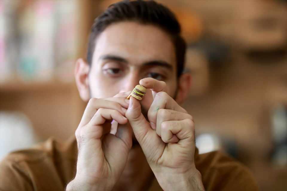 <p>Filistin'in "stop motion" tekniğini kullanan ilk animasyon film yapımcısı Fayiz el-Keraki (25), çocukluk hayalini gerçekleştirme imkanı bulduğu genç yaşında kurduğu animasyon yapım şirketinde ürettiği çalışmalarıyla dünyaya ulaşmayı hedefliyor.</p>

<p> </p>
