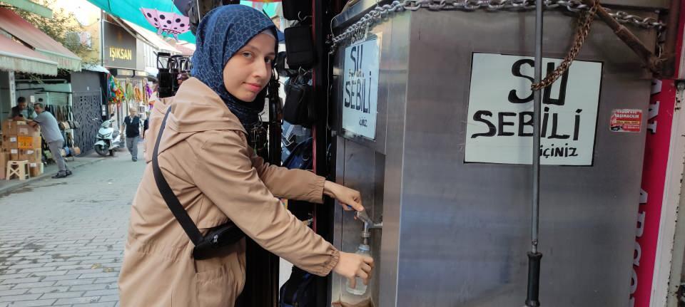 <p>Bursa'da bir esnaf dükkanının önüne koyduğu sebille 15 yıldır ücretsiz soğuk su dağıtıyor.</p>

