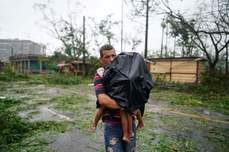 <p>Kasırganın Florida öncesindeki durağı Küba'da da hala elektrik yok. Halk tepkili. Başkent Havana'da yönetim protesto edildi. Yetkililer, "protestolar, yaraların sarılmasına yardımcı olmuyor" dedi.</p>
