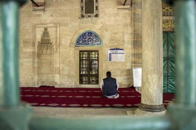 <p>Cuma günü gusletmek günahların affına vesiledir.<br />
</p>
<p>“Cuma günü gusledenin günahları affolur.” (Taberani) <br />
</p>
<p>Cuma günü ilim meclislerine gitmek faziletlidir</p>