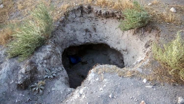 <div>3 metre genişliğindeki 11 basamaklı liman ve çevresindeki yaklaşık 5 dönümlük alan, adeta köstebek yuvasına döndü. </div>