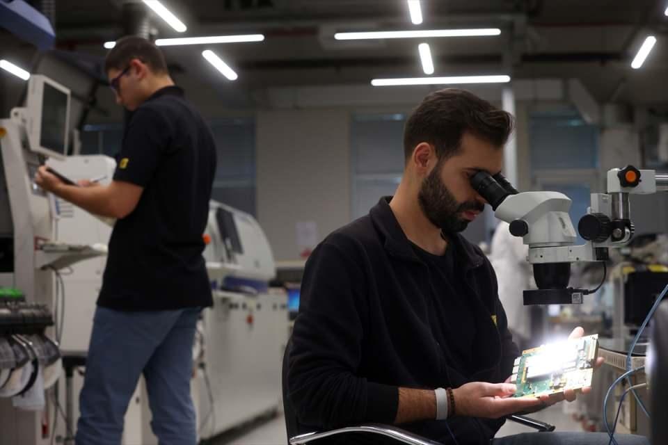 <p>Bugüne kadar Deniz Kuvvetleri için yara savunma simülatörü, yangın eğitim simülatörü geliştirdiklerini anlatan Tümer, bunların yurt dışına satışında da önemli noktaya geldiklerini ifade etti.</p>

<p> </p>
