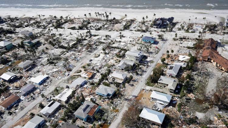 <p>ABD'nin Florida eyaletinde, kuzeydoğuya doğru gece boyunca ilerleyişini sürdüren Ian Kasırgası'nın neden olduğu tahribat gün yüzüne çıktı. </p>
