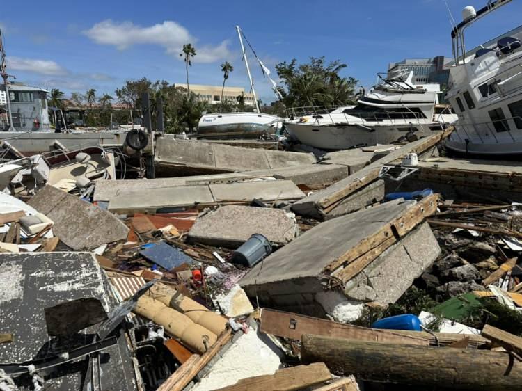 <p>Charlotte İlçe Acil Durum Yönetimi Direktörü Patrick Fuller, su seviyesinin azalmaya başladığı batı Florida bölgesinde hasar tespitlerine başladıklarını, henüz hiçbir kayıp, yaralanma veya ölüm hadisesinin rapor edilmediğini ifade etti.</p>
