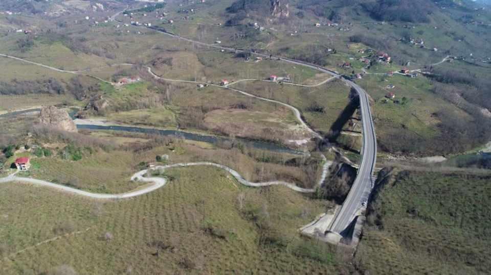 <p><strong>“Ülkemiz son yıllarda yol cennetine döndü”<br />
</strong><br />
Satuk Buğra Yenilmez, “Haritayı açıp karşımıza baktığımızda Türkiye coğrafyasının zaten doğal bir yol olduğunu fark ediyoruz. Avrupa’yı Asya’ya bağlayan, Asya’yı Afrika’ya bağlayan doğal bir geçit şeklindedir. Bunu değerlendirmek ülkemizde yaşayanların boynunun borcuydu, uzun bir süredir bu ülkenin bu geçiş güzergahında olmasının faydalarından fazla yararlanamadık. Dünya çapında konjonktür bunu bize zorunlu kıldı. İpekyolu’nun yeniden yapılıyor olması, Batı’nın biraz daha hegemonyasının kırılabiliyor olması bu devrin aslında bu güzergahları yenilemek için tam vakti olduğunu gösteriyor. Sağ olsun hükumetimiz ve devletimiz yerel çapta ve devlet çapında ülkeyi adeta yol cennetine dönüştürdü. Bir yerden yol ve ticaret güzergahı geçiyorsa orası güzelleşir, insanları da ihya olur. Bu toplumun da artık ihya olma vakti gelmişti, bunu bekliyorduk. İnşallah bize ve bizden sonraki nesillere faydalı olacak” ifadelerini kullandı.</p>