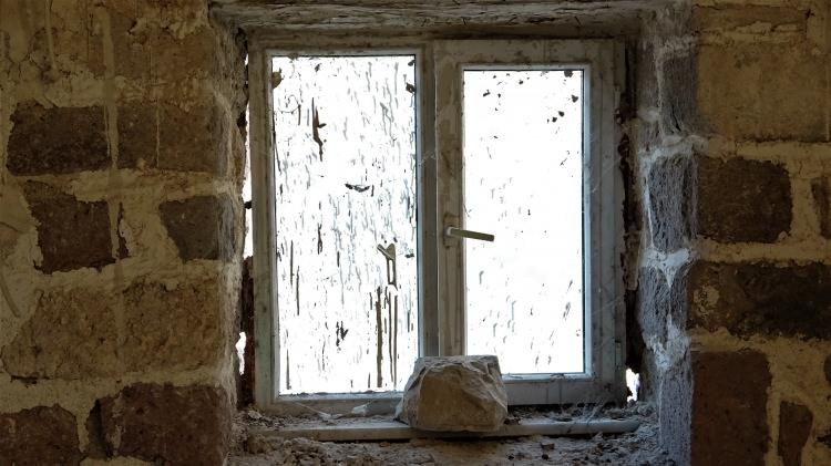<p>Ayvacık'da restore edilen 656 yıllık tarihi camiye aslına uygun cam yerine PVC pencere takılması görenleri hayrete düşürdü.</p>
