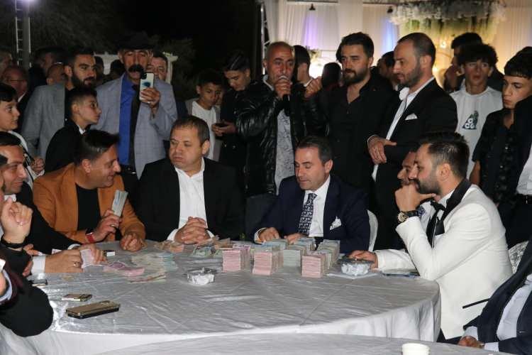 <p>Türkiye'nin farklı illerinin yanı sıra İran ve Irak'tan katılımın sağlandığı düğünde aşiret liderleri, kanaat önderleri, STK temsilcileri, oda başkanları, siyasi parti temsilcileri ve yaklaşık 2 bin davetli yer aldı.</p>
