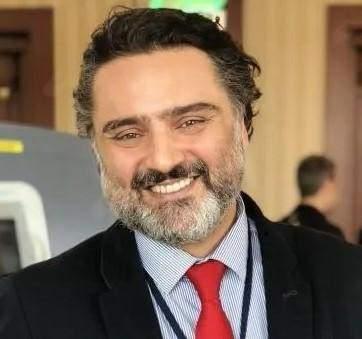 <p><span style="color:#FF0000"><strong>PROF. DR. SAADETTİN ESKİÇORAPÇI KİMDİR?</strong></span></p>
<p><span style="color:#000000"><strong>1973 yılında Konya'da dünyaya gelen Prof. Dr. Saadettin Eskiçorapçı, 1991 yılında Ankara Fen Lisesi'nden, 1997 yılında Hacettepe Üniversitesi İngilizce Tıp Fakültesi'nden mezun oldu. </strong></span></p>