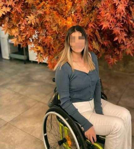 <p>CHP'li belediyelerde taciz skandallarına yenisi eklendi.  Özdemir, tekerlekli sandalyedeki genç avukatın sosyal medyada paylaştığı fotoğrafla ilgili yazdığı "Lan engelli ha bu, seversin tekerlekli sandalyede" şeklindeki çirkin mesajı yanlışlıkla genç kızın kendisine gönderdi.</p>
