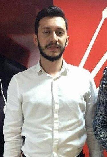 <div>İddiaya göre CHP Adana Büyükşehir Belediye Başkanı Zeydan Karalar'ın oğlunun yakın arkadaşı olan Özdemir, normalde Disiplin kuruluna sevk edilip ihraç edilmesi gerekirken, Karalar'ın devreye girmesiyle sadece görevinden istifa ettirildi.</div>